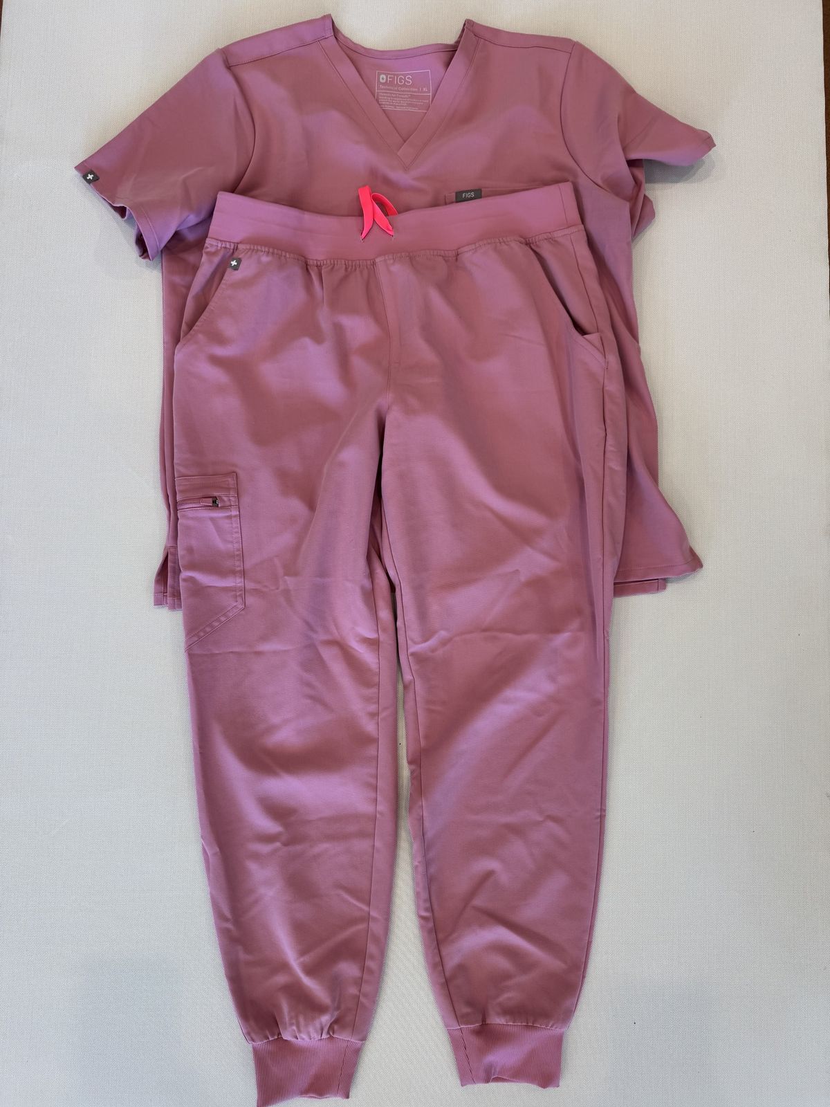 FIGS Female Scrubs Set (top and bottom) - Pink, XS